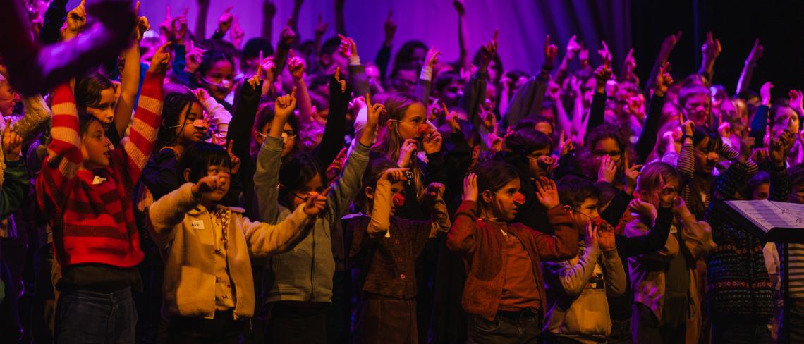 Een foto van de leerlingen muzikale vorming tijdens het optreden van Castors Ark (2024).