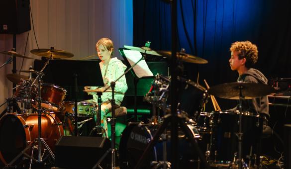 Een foto van twee drummers